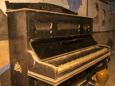 Sotto la seducente figura campeggia il pianoforte nero di famiglia, che ci piace pensare essere stato utilizzato durante quelle notti �brave�